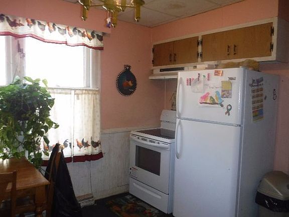 2nd image of 659 E 6th St