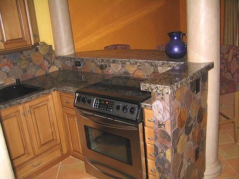 Kitchen with granite worktops and custom-made cupboards 