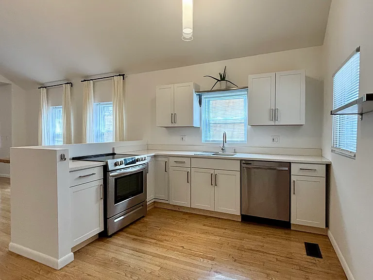 2308 W 11th St — Photo 6