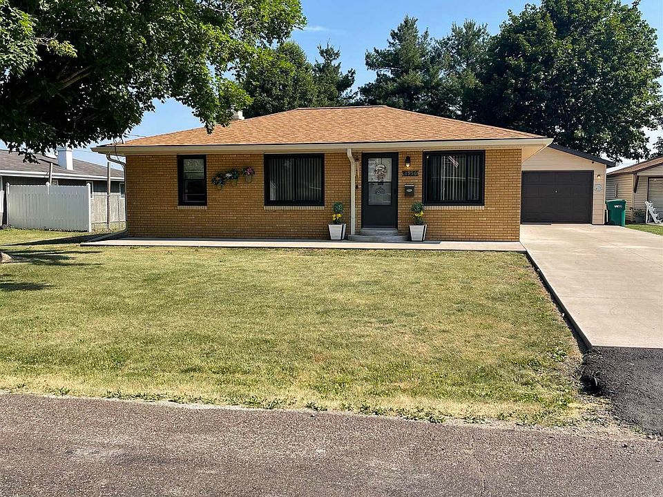1956 Dr, Galesburg, IL 61401 Zillow