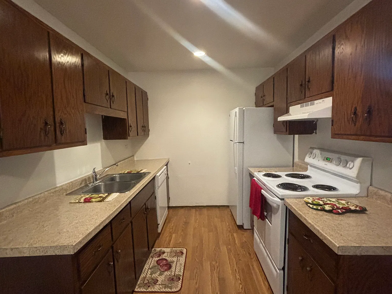 563 Parkview Ln — Photo 3