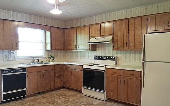 4th image of 956 Beverly Dr