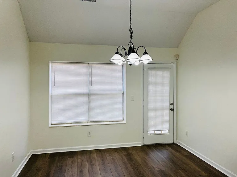4037 Ravenwood Ct — Photo 7