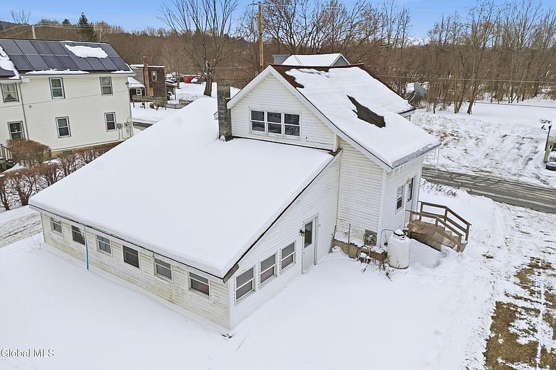 3rd image of 31 Carey Avenue