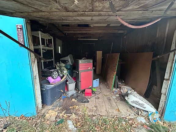 3rd image of 2556 S Lakeshore Rd