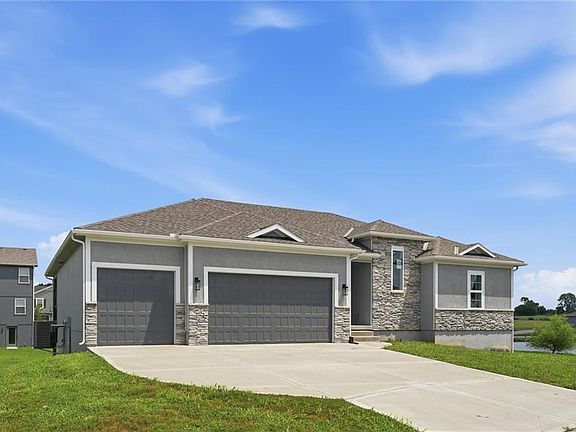 2nd image of 1114 SW Crabtree Cir