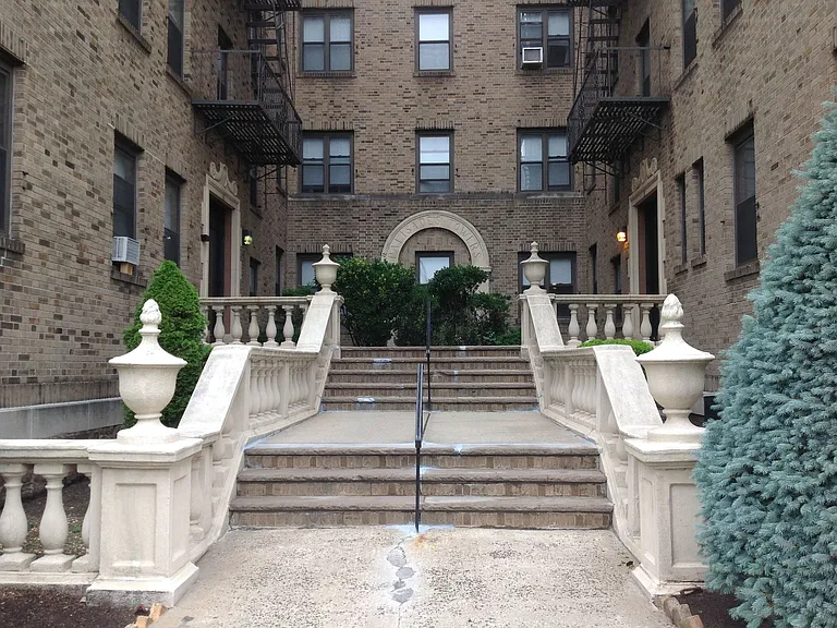 Palisades Towers — Photo 16