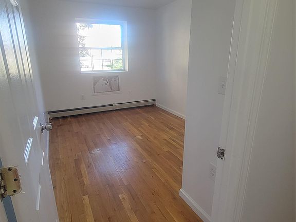 4th image of 2407 Barker Ave