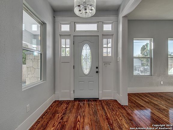 5th image of 1007 Delaware St