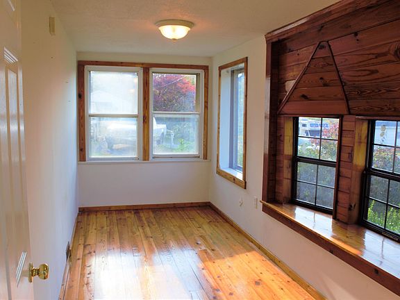 2nd image of 906 Edmonds Ave