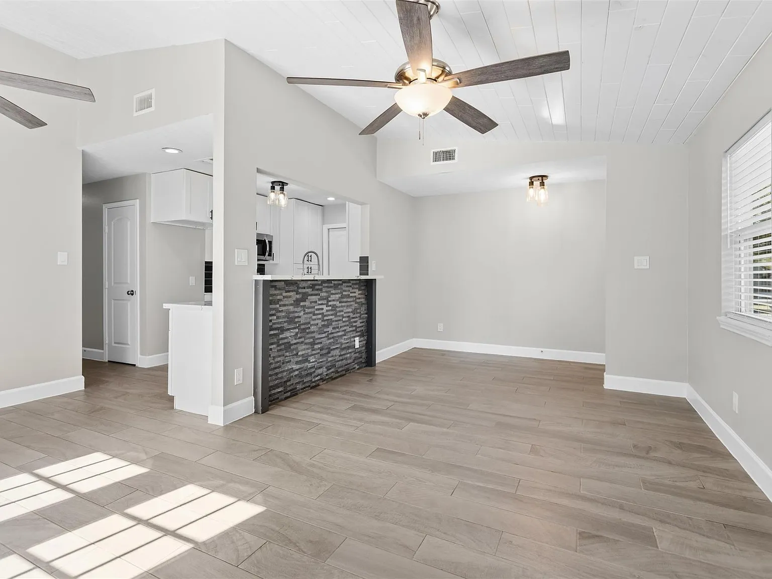 4 bed, 2.0 bath, 1084 sqft, $2,100 — Photo 4