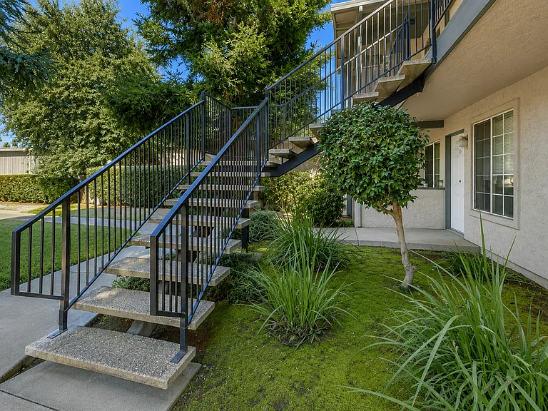 480 Manzanita Ave — Photo 6