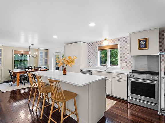 3rd image of 676 West St