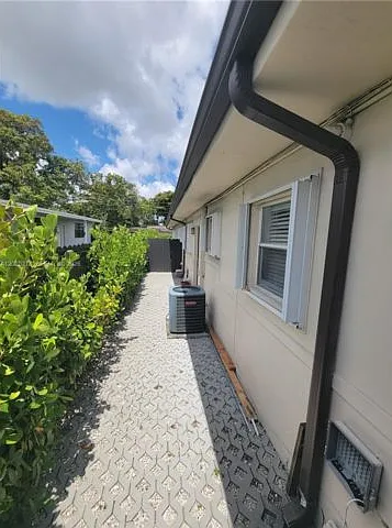 1052 SW 79th Ave — Photo 2