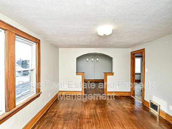 3rd image of 1609 Salem Ave Unit 2