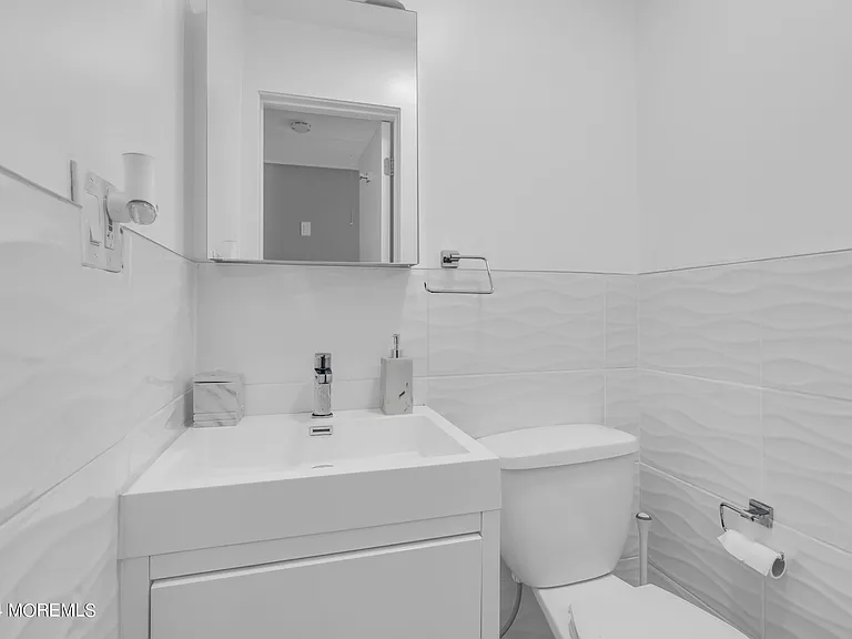 325 Roosevelt Ave — Photo 24