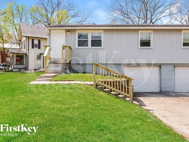 5042 N Bellaire Ave — Photo 1