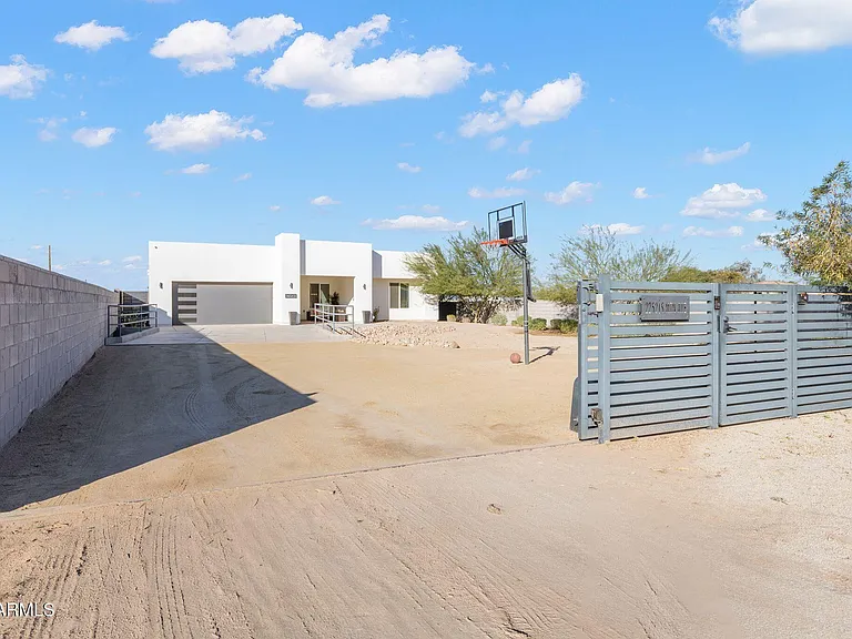 2252 E South Mountain Ave — Photo 1