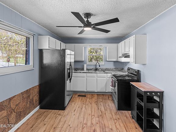 4th image of 300 Glade Cir