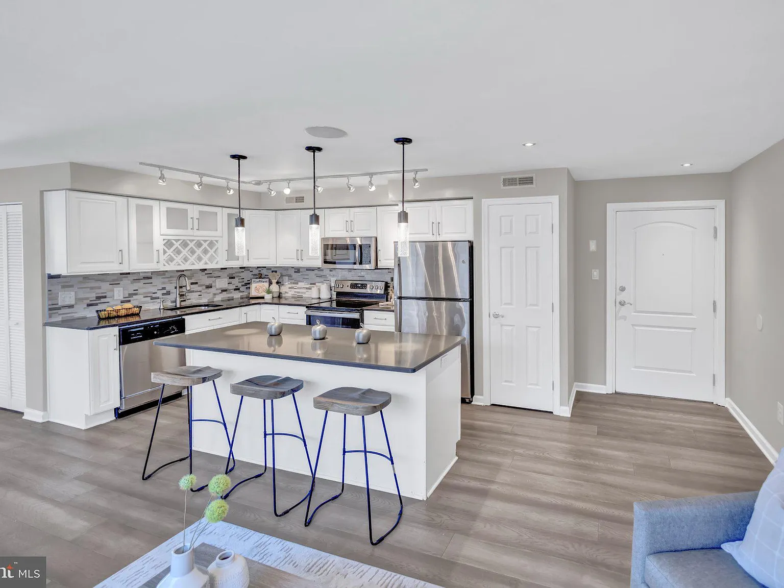 2 bed, 2.0 bath, 929 sqft, $2,450 — Photo 4