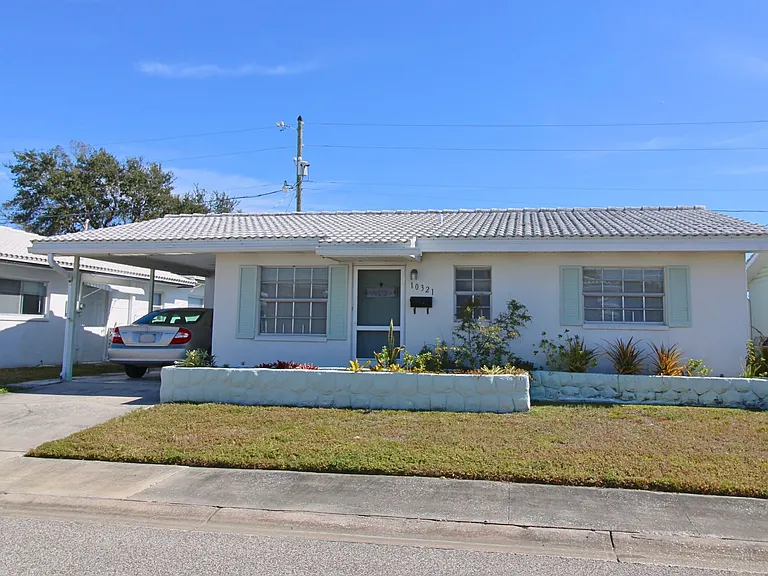 10321 Larchmont Pl N — Photo 1