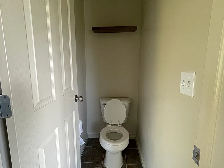 Master bath/toilet
