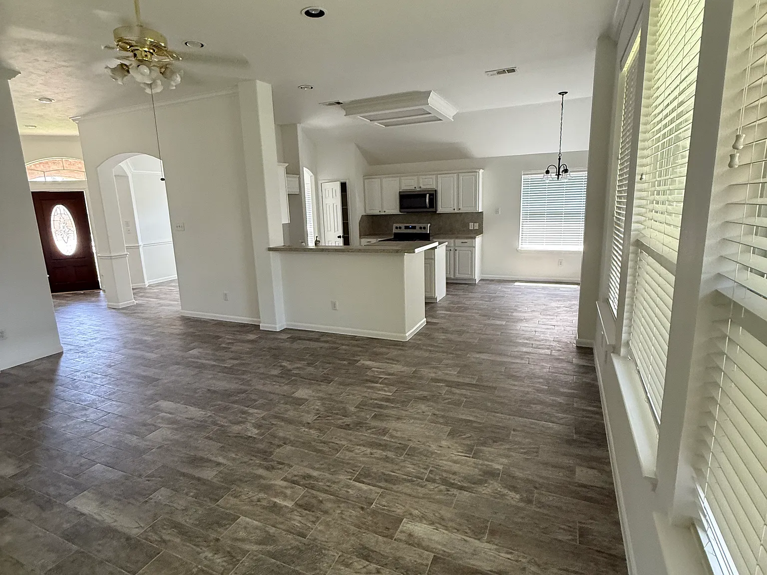 3 bed, 2038 sqft, $2,350 — Photo 2