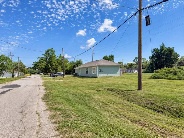4 Stonewall St, La Marque, TX 77568