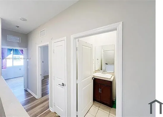 3 bed, 1442 sqft, $3,300 — Photo 3