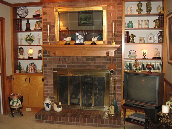 Large Den w Gas Fireplace & Built-ins