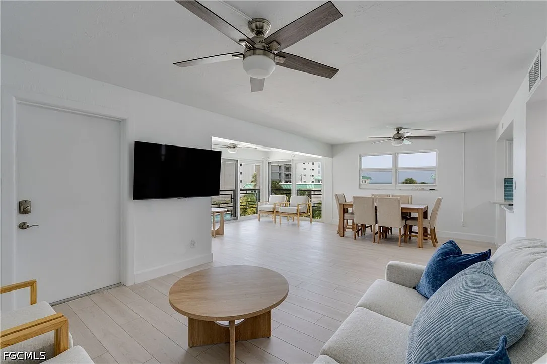 2 bed, 2.0 bath, 1055 sqft, $8,300 — Photo 4