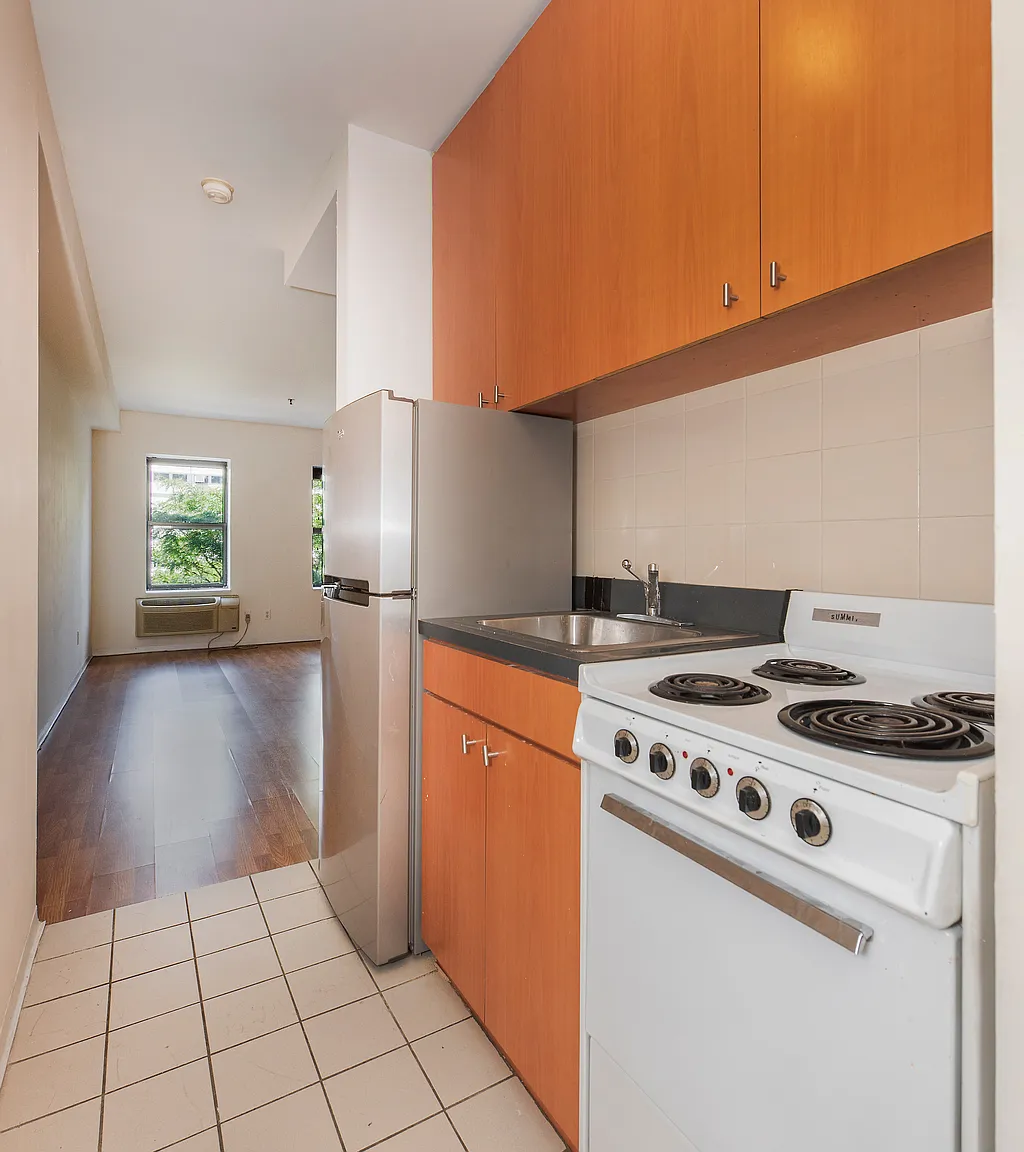 418 West 49th Street — Photo 3