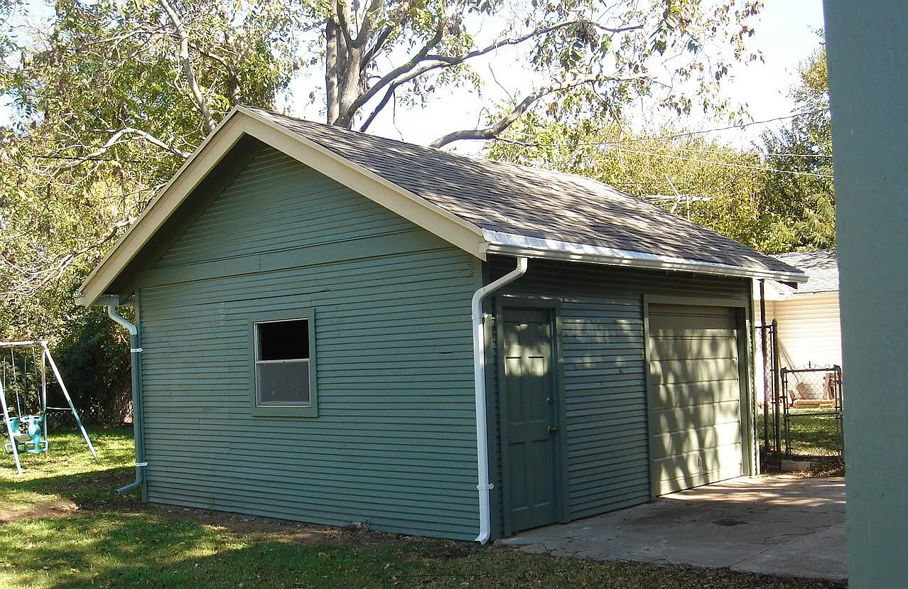 4 bed, 1.5 bath, 1600 sqft, $1,200 — Photo 2