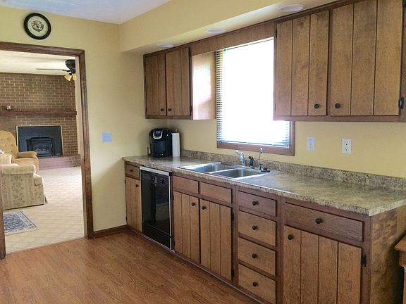 5th image of 588 Camelot Dr