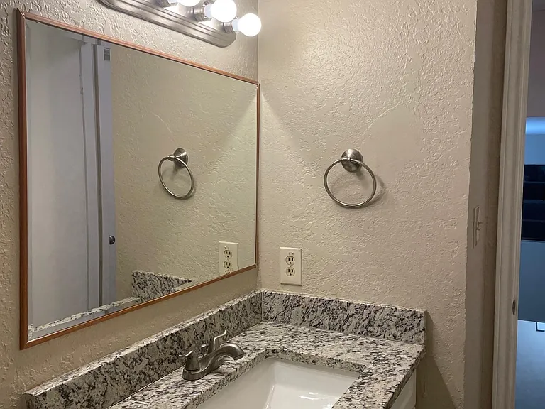 1004 Locust St — Photo 15