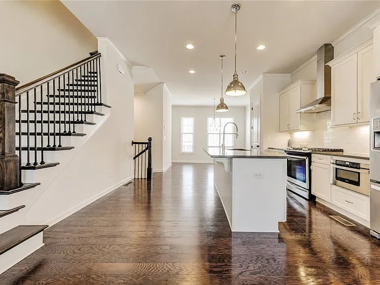 16 Lochurst Ln — Photo 2