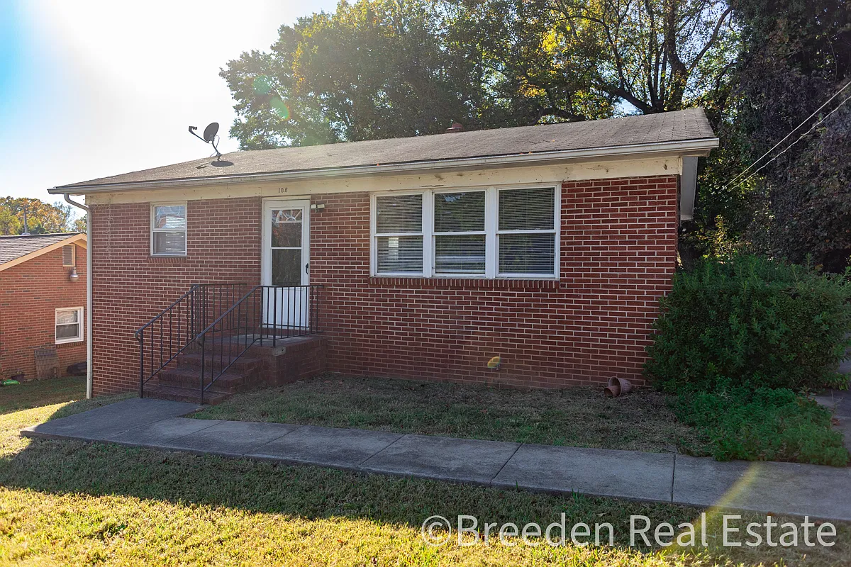 013-02: 106 W. Catawba St - 1 — Photo 1
