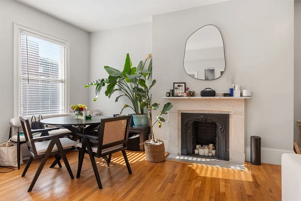 2 bed, 1.0 bath, 892 sqft, $4,500 — Photo 2