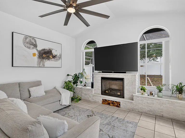 515 Corvina Dr — Photo 9