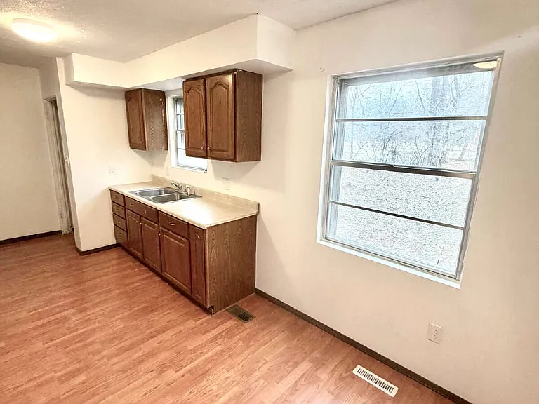 312 W Dewey St — Photo 9