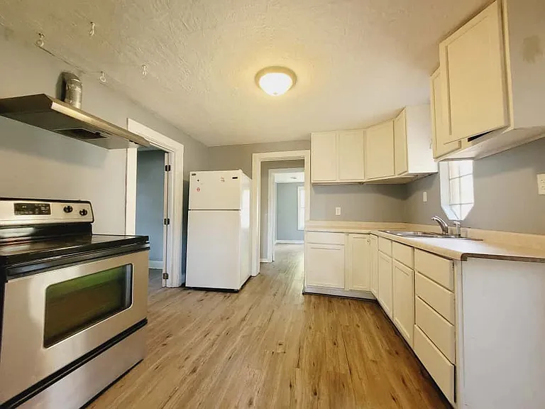 404 E Phoenix Ave — Photo 3