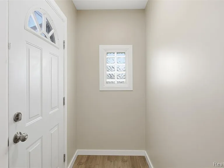 14615-14617 Winthrop St — Photo 5