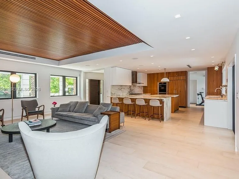 1035 Catalonia Ave — Photo 8