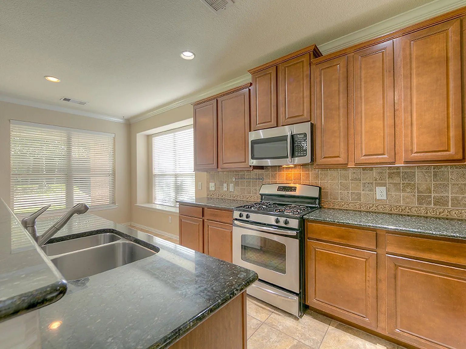 4 bed, 3.0 bath, 2946 sqft, $3,500 — Photo 4
