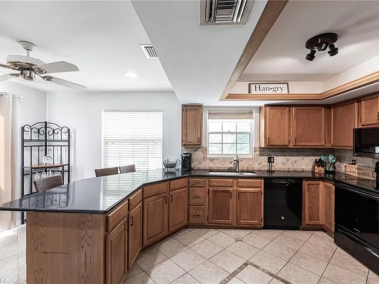 1912 Sheffield Ave — Photo 11