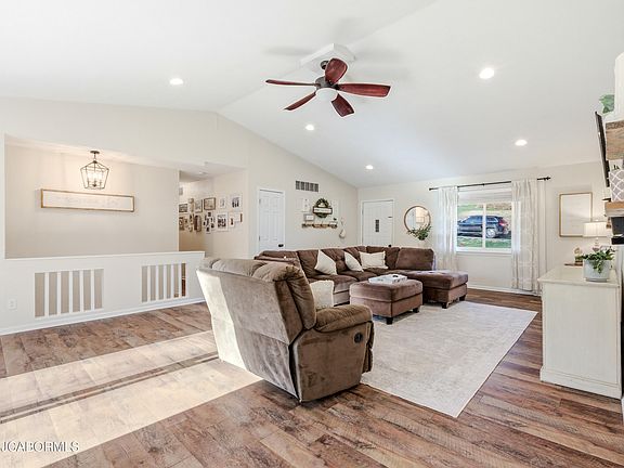 3rd image of 616 Shawn Dr