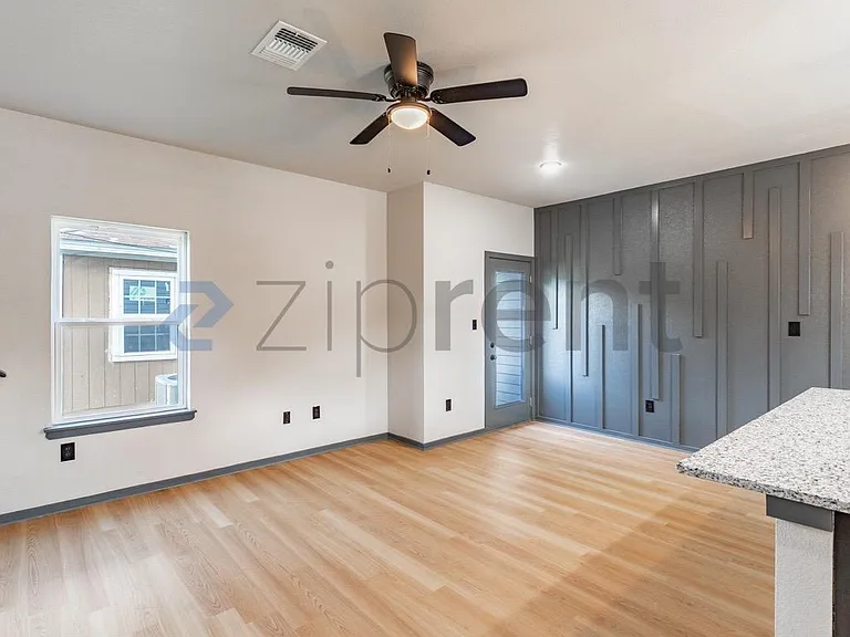 1008 York Ave #A — Photo 3
