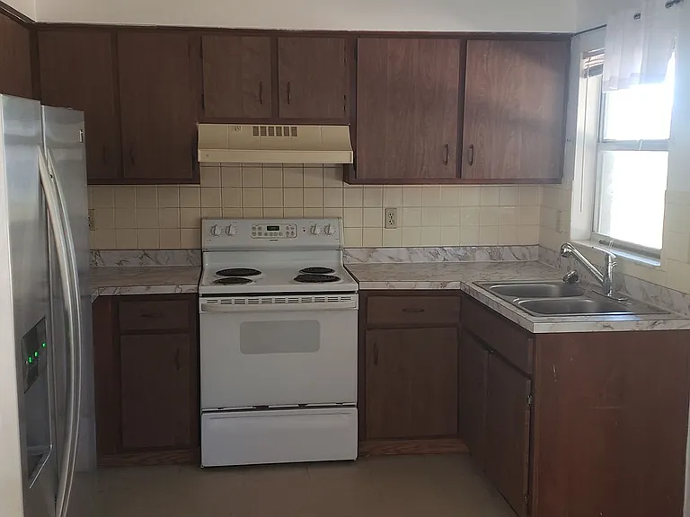 1115 E Oak St — Photo 4
