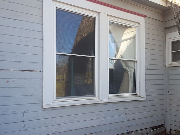 WINDOWS OPEN TOP AND BOTTOM