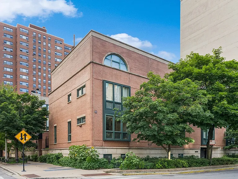 2910 N Commonwealth Ave #3 — Photo 1
